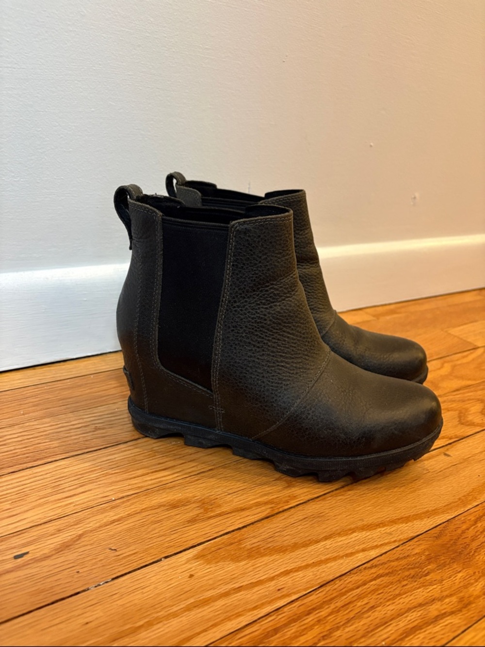 Sorel Joan of Arctic Wedge II Chelsea Boot Size 8.5 Black Elastic Sides